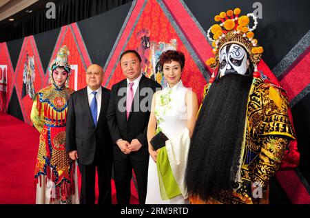 (140531) -- LOS ANGELES, 31. Mai 2014 (Xinhua) -- der Pekinger Opernkünstler Shang Changrong (2., L) und die Schauspielerin Shi Yihong (2. R) posieren für Fotos vor der Premiere von Farewell My concubine: The Beijing Opera, im Dolby Theater in Hollywood, USA, 30. Mai 2014. Der erste chinesische Film mit nativer 3D-Technologie, der die Kunst der Pekinger Oper einfängt, Farewell My concubine: The Beijing Opera, debütierte hier am Freitag im Dolby Theater in Hollywood. (Xinhua/Zhang Chaoqun)(zhf) US-LOS ANGELES-BEIJING OPERA-FAREWELL MEINE KONKUBINE PUBLICATIONxNOTxINxCHN Los Angeles Mai 31 2014 XINHUA Beijing O Stockfoto