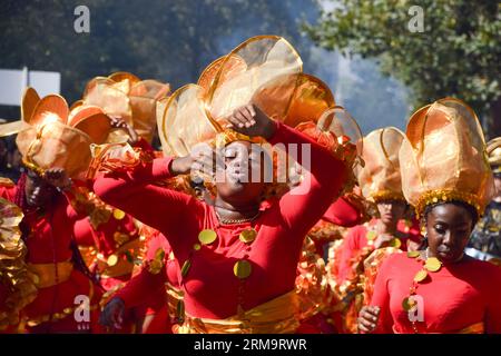 London, England, Großbritannien. 27. August 2023. Die Darsteller nehmen an der Eröffnungszeremonie Teil, als der Notting Hill Carnival 2023 beginnt. (Bild: © Vuk Valcic/ZUMA Press Wire) NUR REDAKTIONELLE VERWENDUNG! Nicht für kommerzielle ZWECKE! Quelle: ZUMA Press, Inc./Alamy Live News Stockfoto