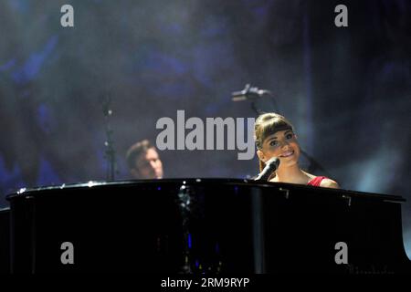 Die US-amerikanische Sängerin Christina Perri tritt bei der Eröffnungszeremonie des Life Ball 2014 auf dem Wiener Rathausplatz am 31. Mai 2014 auf. Der jährliche Life Ball, die größte AIDS-Wohltätigkeitsveranstaltung in Europa, fand hier am Samstag statt. (Xinhua/Qian Yi) (zjl) AUSTRIA-VIENNA-LIFE BALL-CHARITY PUBLICATIONxNOTxINxCHN US-Sängerin Christina Perri spielt bei der Eröffnungszeremonie des Life Balls 2014 AUF DEM Wiener Rathausplatz AM 31 2014. Mai den Annual Life Ball, der die größte AIDS-Charity-Veranstaltung in Europa IST What Hero Here Samstag XINHUA Qian Yi Austria Vienna Life Ball Chari Stockfoto