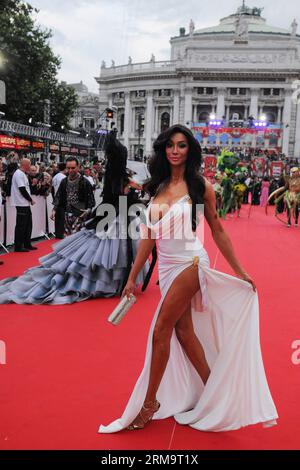 Das transsexuelle Modell Yasmine Petty kommt bei der Eröffnungszeremonie des Life Ball 2014 auf dem Wiener Rathausplatz am 31. Mai 2014 an. Der jährliche Life Ball, die größte AIDS-Wohltätigkeitsveranstaltung in Europa, fand hier am Samstag statt. (Xinhua/Qian Yi) (zjl) AUSTRIA-VIENNA-LIFE BALL-CHARITY PUBLICATIONxNOTxINxCHN Transsexuelles Modell Yasmine Petty trifft BEI der Eröffnungszeremonie des Life Balls 2014 AUF DEM Wiener Rathausplatz Österreich AM 31 2014. Mai den Annual Life Ball ein, der das größte AIDS Charity Event in Europa IST What Hero Here Samstag XINHUA Qian Yi Austria Vienna Life Ball Charit Stockfoto