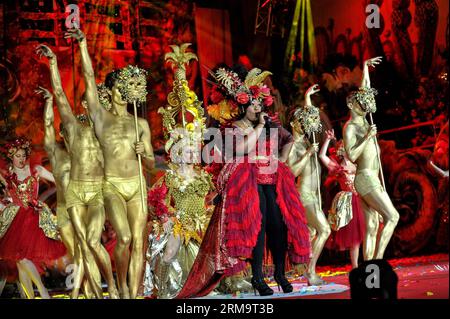 Die US-Sängerin Candice Glove (C) feiert am 31. Mai 2014 die Eröffnungszeremonie des Life Balls 2014 auf dem Wiener Rathausplatz. Der jährliche Life Ball, die größte AIDS-Wohltätigkeitsveranstaltung in Europa, fand hier am Samstag statt. (Xinhua/Qian Yi) (zjl) AUSTRIA-VIENNA-LIFE BALL-CHARITY PUBLICATIONxNOTxINxCHN U S Singer Candice Glove C bei der Eröffnungszeremonie des Life Balls 2014 AUF DEM Wiener Rathausplatz Österreich AM 31 2014. Mai der Annual Life Ball, der das größte AIDS Charity Event in Europa IST What Hero Here Samstag XINHUA Qian Yi Austria Vienna Life Ball Charity PUBL Stockfoto