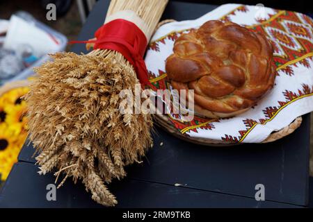 Portland, USA. 26. August 2023. Weizen und Brot sind in der Ukraine traditionell. Eine Koalition ukrainischer Organisationen und ihrer Unterstützer versammelte sich am 26. August 2023 in Portland, dem Westmoreland Park von Oregon, um die ukrainische Kultur mit Musik, Tanz, Essen und Kunst zu feiern; aber trotz der beabsichtigten Freude an diesem Anlass waren die Gedanken an die russische Invasion allgegenwärtig. (Foto: John Rudoff/SIPA USA) Credit: SIPA USA/Alamy Live News Stockfoto