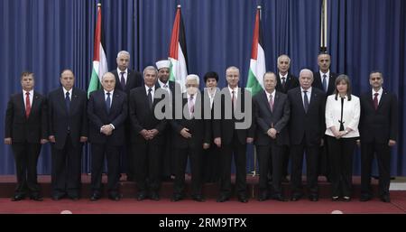 (140602) -- RAMALLAH, 2. Juni 2014 (Xinhua) - die neue Einheitsregierung posiert für ein Bild nach einer Vereidigung mit dem palästinensischen Präsidenten Mahmud Abbas (5. L, Front) in der Westbank-Stadt Ramallah am 2. Juni 2014. Der palästinensische Präsident Mahmud Abbas hat am Montag das Ende einer siebenjährigen politischen Spaltung zwischen seiner Fatah-Partei und der islamischen Hamas-Bewegung angekündigt. (Xinhua/Fadi Arouri) (zjy) MIDEAST-RAMALLAH-UNITY-GOVERNMENT PUBLICATIONxNOTxINxCHN Ramallah 2. Juni 2014 XINHUA die Regierung der Neuen Einheit posiert für ein Bild nach einer Zeremonie in Schweden mit dem PALÄSTINENSISCHEN Präsidenten Stockfoto