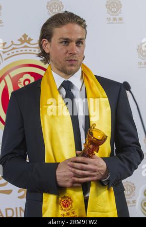 Schauspieler Charlie Hunnam posiert im Pressesaal mit dem Best Global Emerging Actor Award während der Huading Film Awards im Ricardo Montalban Theater am Sonntag, den 1. Juni 2014, in Hollywood, Kalifornien. die Vereinigten Staaten. Xinhua/Zhao Hanrong zjy U.S.-LOS ANGELES-HUADING FILM ZEICHNET PUBLICATIONxNOTxINxCHN AUS Stockfoto