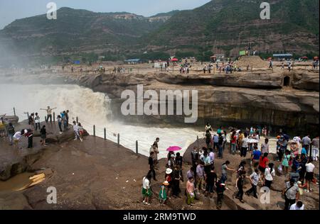 (140602) --YICHUAN, 2. Juni 2014 (Xinhua) -- Menschen versammeln sich, um den Hukou-Wasserfall des Gelben Flusses im Yichuan County, nordwestchinesische Provinz Shaanxi, 2. Juni 2014 zu beobachten. (Xinhua/Liu Xiao) (yxb) CHINA-HUKOU WASSERFALL-LANDSCHAFT (CN) PUBLICATIONxNOTxINxCHN Yichuan 2. Juni 2014 XINHUA Prominente versammeln sich, um den Hukou Wasserfall des Gelben Flusses im Yichuan County Nordwesten Chinas S Shaanxi Provinz Juni 2 2014 XINHUA Likou XiXiXiao Wasserfall Landschaft HuxBLINxCHINN Stockfoto