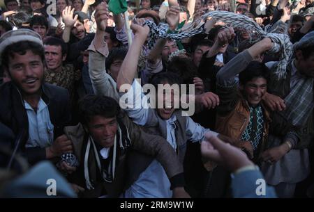 (140603) -- GHOR, 2. Juni 2014 (Xinhua) -- Unterstützer des afghanischen Präsidentschaftskandidaten Abdullah Abdullah brüllen Parolen während einer Wahlveranstaltung in der Provinz Ghor, Afghanistan, 2. Juni 2014. Der Abfluss zwischen Abdullah und dem ehemaligen Finanzminister Ashraf Ghani Ahmadzai ist für den 14. Juni geplant, und die endgültigen Ergebnisse werden am 22. Juli bekannt gegeben. (Xinhua/Ahmad Massoud) AFGHANISTAN-GHOR-PRÄSIDENTSCHAFTSWAHLKAMPAGNE PUBLICATIONxNOTxINxCHN 2. Juni 2014 XINHUA-Anhänger des afghanischen Präsidentschaftskandidaten Abdullah Abdullah brüllen während der WAHLVERSAMMLUNG in der Provinz Afghanistan am 2. Juni 201 Parolen Stockfoto