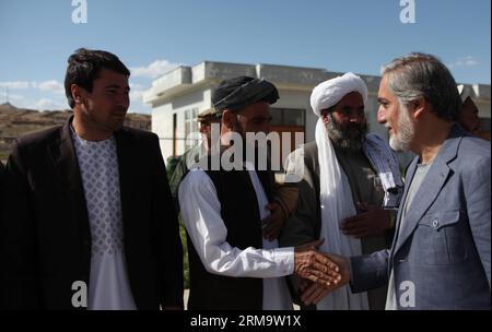 (140603) -- GHOR, 2. Juni 2014 (Xinhua) -- der afghanische Präsidentschaftskandidat Abdullah Abdullah (1. R) schüttelt während eines Wahlkampfs in der Provinz Ghor, Afghanistan, am 2. Juni 2014 die Hand mit seinem Unterstützer. Der Abfluss zwischen Abdullah und dem ehemaligen Finanzminister Ashraf Ghani Ahmadzai ist für den 14. Juni geplant, und die endgültigen Ergebnisse werden am 22. Juli bekannt gegeben. (Xinhua/Ahmad Massoud) AFGHANISTAN-GHOR-PRÄSIDENTSCHAFTSWAHLKAMPAGNE PUBLICATIONxNOTxINxCHN 2. Juni 2014 XINHUA afghanischer Präsidentschaftskandidat Abdullah Abdullah 1. R reißt während der WAHLKAMPAGNE in der Provinz AF die Hand mit seinem Unterstützer Stockfoto