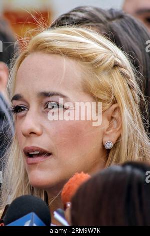 (140602) -- CARACAS, 2. Juni 2014 (Xinhua) -- Lilian Tintori, Ehefrau des venezolanischen Oppositionsführers Leopoldo Lopez, spricht mit den Medien bei ihrer Ankunft im Gerichtsgebäude in Caracas, Venezuela, am 2. Juni 2014. Leopoldo Lopez nahm am Montag an seiner Vorverhandlung im Gerichtsgebäude Teil. Die venezolanischen Behörden haben im April den rechtsgerichteten Oppositionsführer Leopoldo Lopez offiziell wegen Anstiftung zu Gewalt, Vandalismus und Verschwörung wegen seiner Beteiligung an gewaltsamen Protesten, die seit Anfang Februar 39 Tote gefordert haben, angeklagt. (Xinhua/Manuel Hernandez) (jp) (ah) VENEZUELA-CARACAS-POLITICS-LOPEZ Stockfoto