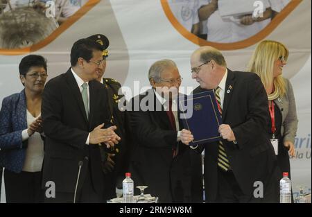 (140603) -- SAN SALVADOR, 2. Juni 2014 (Xinhua) -- Präsident von El Salvador Salvador Sanchez Ceren (3. R) Gespräche mit dem venezolanischen Präsidenten von Petrocaribe Bernardo Alvarez (2. R), nachdem er den Antrag von El Salvador unterzeichnet hat, Mitglied der Petrocaribe-Allianz zu werden, während der 13. Tagung des Petrocaribe-Ministerrats, in San Salvador, Hauptstadt von El Salvador, am 2. Juni 2014. (Xinhua/Oscar Rivera) EL SALVADOR-SAN SALVADOR-POLITICS-PETROCARIBE PUBLICATIONxNOTxINxCHN San Salvador 2. Juni 2014 XINHUA Präsident von El Salvador Salvador Sanchez Ceren 3 Stockfoto