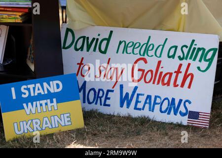 Portland, USA. 26. August 2023. Eine Koalition ukrainischer Organisationen und ihrer Unterstützer versammelte sich am 26. August 2023 in Portland, dem Westmoreland Park von Oregon, um die ukrainische Kultur mit Musik, Tanz, Essen und Kunst zu feiern; aber trotz der beabsichtigten Freude an diesem Anlass waren die Gedanken an die russische Invasion allgegenwärtig. (Foto: John Rudoff/SIPA USA) Credit: SIPA USA/Alamy Live News Stockfoto