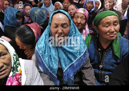 (140603) -- AKQI COUNTY, 3. Juni 2014 (Xinhua) -- Anwohner trauern um den verstorbenen kirgisischen Epos-Sänger Jusup Mamay während einer öffentlichen Gedenkfeier im Akqi County, Nordwestchinas Autonome Region Xinjiang Uygur, 2. Juni 2014. Jusup Mamay, ein Meistersänger des kirgisischen Epos Manas, starb am 1. Juni 2014 im Alter von 97 Jahren. Manas gehört zu den längsten Epochen der Welt und erzählt die Legenden des kirgisischen Helden Manas und seiner sieben Nachkommen in mehr als 230.000 Zeilen. Manas-Sänger, auch bekannt als Manaschis, werden von den Kirgisischen wegen ihres guten Gedächtnisses und ihrer Erzählfähigkeiten hoch geschätzt. (Xinhua/ Stockfoto