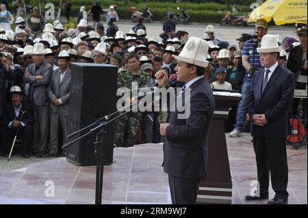 (140603) -- AKQI COUNTY, 3. Juni 2014 (Xinhua) -- Anwohner trauern um den verstorbenen kirgisischen Epos-Sänger Jusup Mamay während einer öffentlichen Gedenkfeier im Akqi County, Nordwestchinas Autonome Region Xinjiang Uygur, 2. Juni 2014. Jusup Mamay, ein Meistersänger des kirgisischen Epos Manas, starb am 1. Juni 2014 im Alter von 97 Jahren. Manas gehört zu den längsten Epochen der Welt und erzählt die Legenden des kirgisischen Helden Manas und seiner sieben Nachkommen in mehr als 230.000 Zeilen. Manas-Sänger, auch bekannt als Manaschis, werden von den Kirgisischen wegen ihres guten Gedächtnisses und ihrer Erzählfähigkeiten hoch geschätzt. (Xinhua/ Stockfoto