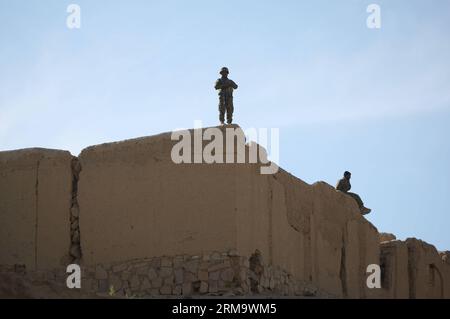 (140603) -- GHOR, 3. Juni 2014 (Xinhua) -- afghanische Soldaten beobachten die Häuser während einer Wahlkampagne in der Provinz Ghor, Afghanistan, am 2. Juni 2014. Die Stichwahl zwischen dem afghanischen Präsidentschaftskandidaten Abdullah Abdullah und dem ehemaligen Finanzminister Ashraf Ghani Ahmadzai ist für den 14. Juni geplant, und die endgültigen Ergebnisse werden am 22. Juli bekannt gegeben. (Xinhua/Ahmad Massoud) AFGHANISTAN-GHOR-WAHLKAMPFSICHERHEIT PUBLICATIONxNOTxINxCHN 3. Juni 2014 XINHUA afghanische Soldaten beobachten die Häuser während der WAHLKAMPAGNE in der Provinz Afghanistan AM 2. Juni 2014 den Abfluss zwischen Afghan Pre Stockfoto