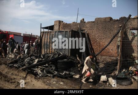 (140604) -- KABUL, 4. Juni 2014 (Xinhua) -- afghanische Menschen versammeln sich vor einem Markt, der in Kabul, Afghanistan, am 4. Juni 2014 verbrannt wurde. Mehrere Geschäfte auf einem Markt wurden in der afghanischen Hauptstadt niedergebrannt, ohne dass Todesopfer gemeldet wurden. (Xinhua/Ahmad Massoud)(bxq) AFGHANISTAN-KABUL-MARKET-FIRE PUBLICATIONxNOTxINxCHN Kabul 4. Juni 2014 XINHUA afghanische Prominente versammeln sich vor einem Markt, der in Kabul Afghanistan verbrannt ist 4. Juni 2014 mehrere Geschäfte auf einem Markt wurden in der afghanischen Hauptstadt niedergebrannt, ohne dass Verluste gemeldet wurden XINHUNOAHMAD Massoud UCHATNBLAXBLAXMARNNNNNNIK Afghanistan Stockfoto