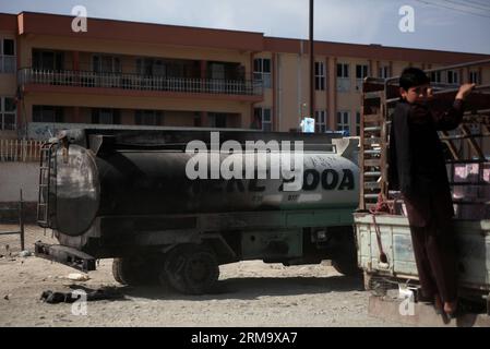 (140604) -- KABUL, 4. Juni 2014 (Xinhua) -- Ein verbrannter Tanker wird auf der Straße gesehen, nachdem ein Markt in Kabul, Afghanistan, am 4. Juni 2014 verbrannt wurde. Mehrere Geschäfte auf einem Markt wurden in der afghanischen Hauptstadt niedergebrannt, ohne dass Todesopfer gemeldet wurden. (Xinhua/Ahmad Massoud)(bxq) AFGHANISTAN-KABUL-MARKET-FIRE PUBLICATIONxNOTxINxCHN KABUL 4. Juni 2014 XINHUA ein verbrannter Tanker IST Seen AUF der Straße nach einem Markt, der in Kabul Afghanistan verbrannt wurde 4. Juni 2014 mehrere Geschäfte auf einem Markt wurden in der afghanischen Hauptstadt niedergebrannt, ohne Verluste berichtete XINHUA Ahmad Massoud Afghanistan PUBLICATIONxNOTxINxCHN Stockfoto