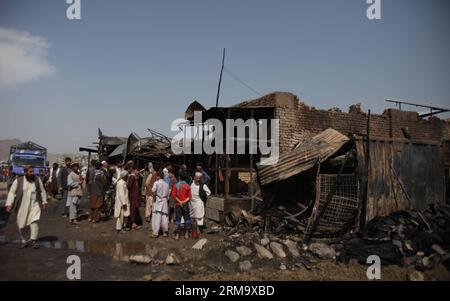 (140604) -- KABUL, 4. Juni 2014 (Xinhua) -- afghanische Menschen versammeln sich vor einem Markt, der in Kabul, Afghanistan, am 4. Juni 2014 verbrannt wurde. Mehrere Geschäfte auf einem Markt wurden in der afghanischen Hauptstadt niedergebrannt, ohne dass Todesopfer gemeldet wurden. (Xinhua/Ahmad Massoud)(bxq) AFGHANISTAN-KABUL-MARKET-FIRE PUBLICATIONxNOTxINxCHN Kabul 4. Juni 2014 XINHUA afghanische Prominente versammeln sich vor einem Markt, der in Kabul Afghanistan verbrannt ist 4. Juni 2014 mehrere Geschäfte auf einem Markt wurden in der afghanischen Hauptstadt niedergebrannt, ohne dass Verluste gemeldet wurden XINHUNOAHMAD Massoud UCHATNBLAXBLAXMARNNNNNNIK Afghanistan Stockfoto