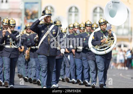 18. Juni 2023 Lissabon, Portugal: Ein Militärorchester spielt und geht die Straße hinunter. Mittlere Aufnahme Stockfoto