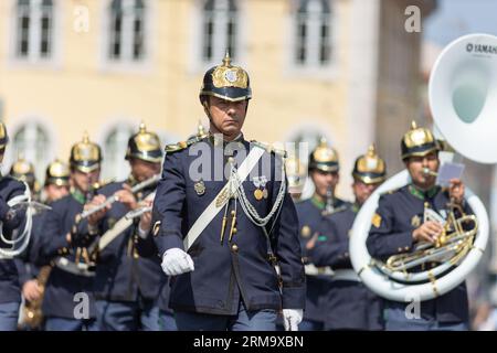 18. Juni 2023 Lissabon, Portugal: Militärparade - Militärorchester spielt und spaziert die Straße hinunter. Mittlere Aufnahme Stockfoto