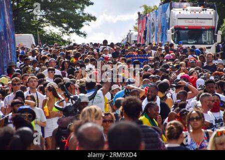 London, England, Großbritannien. 27. August 2023. Zu Beginn des Notting Hill Carnival 2023 drängen sich Menschenmassen auf die Straßen. (Bild: © Vuk Valcic/ZUMA Press Wire) NUR REDAKTIONELLE VERWENDUNG! Nicht für kommerzielle ZWECKE! Quelle: ZUMA Press, Inc./Alamy Live News Stockfoto