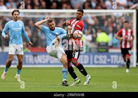 Mateo Kovacic von Manchester City (links) und Vinicius de Souza Costa von Sheffield United kämpfen während des Spiels in der Premier League in der Bramall Lane, Sheffield, um den Ball. Bilddatum: Sonntag, 27. August 2023. Stockfoto