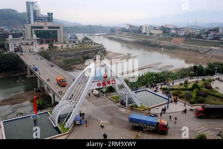 (140605) -- KUNMING (Xinhua) -- dieses Dateifoto vom 21. November 2009 zeigt den Landhafen Hekou an der chinesisch-vietnamesischen Grenze in der südwestlichen chinesischen Provinz Yunnan. Yunnan hat ein Transportnetz aufgebaut, das seine drei Nachbarn Laos, Vietnam und Myanmar verbindet, um die Offenheit der Provinz für Südostasien und den Indischen Ozean zu erhöhen. (Xinhua/Lin Yiguang) (lmm) CHINA-YUNNAN-SÜDOSTASIEN-TRANSPORT (CN) PUBLICATIONxNOTxINxCHN Kunming XINHUA diese Datei Foto vom 21. November 2009 zeigt den Hafen von Hekou AN der CHINESISCH-vietnamesischen Grenze im Südwesten Chinas S Yunna Stockfoto