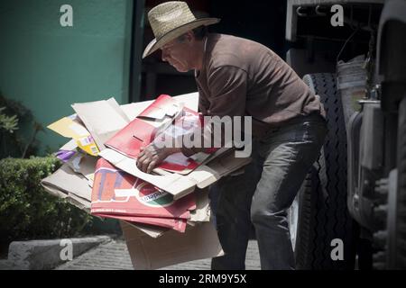 (140606) -- MEXIKO-STADT, 5. Juni 2014 (Xinhua) -- Ein Arbeiter sammelt recycelbaren Müll am Weltumwelttag in Mexiko-Stadt, Hauptstadt von Mexiko, 5. Juni 2014. Der Weltumwelttag wird jedes Jahr am 5. Juni gefeiert, der von den Vereinten Nationen ins Leben gerufen wurde, um das globale Bewusstsein für Umweltfragen zu fördern. (Xinhua/Alejandro Ayala)(zhf) MEXIKO-MEXIKO STADT-WELT-UMWELT-TAG PUBLICATIONxNOTxINxCHN Mexiko-Stadt 5. Juni 2014 XINHUA ein Arbeiter sammelt recycelbaren Müll AM Welttag der Umwelt in Mexiko-Stadt Hauptstadt von Mexiko 5. Juni 2014 der Welttag der Umwelt WIRD jedes Jahr gefeiert Stockfoto