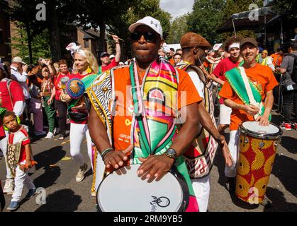 London, Großbritannien. 27. August 2023. Familien- und Kindertag am Notting Hill Carnival. Der Karneval ist ein jährliches karibisches Ereignis, das seit 1966 in London stattfindet. Es ist eine Feier der afro-karibischen und indo-karibischen Kultur. Es ist der größte Karneval in Europa. Quelle: Mark Thomas/Alamy Live News Stockfoto