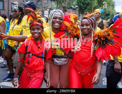 London, Großbritannien. 27. August 2023. Familien- und Kindertag am Notting Hill Carnival. Der Karneval ist ein jährliches karibisches Ereignis, das seit 1966 in London stattfindet. Es ist eine Feier der afro-karibischen und indo-karibischen Kultur. Es ist der größte Karneval in Europa. Quelle: Mark Thomas/Alamy Live News Stockfoto