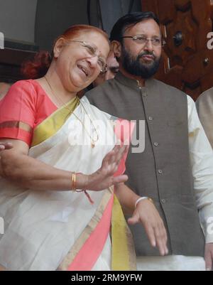 (140606) -- NEU DELHI, 6. Juni 2014 (Xinhua) -- Indiens neu gewählter Sprecher des 16. Lok Sabha (Unterhaus) Sumitra Mahajan (L) kommt aus dem Parlament in Neu Delhi, Indien, 6. Juni 2014. Sumitra Mahajan, ein achtmaliges Mitglied der Bharatiya Janata Party (BJP), wurde am Freitag zum Sprecher des 16. Lok Sabha (Unterhaus) gewählt. (Xinhua/Partha Sarkar) INDIA-NEW DELHI-LOK SABHA-ELECTION PUBLICATIONxNOTxINxCHN New Delhi 6. Juni 2014 XINHUA India S neu gewählter Sprecher des 16. Lok Sabha das Unterhaus Sumitra l KOMMT aus dem Parlament in New Stockfoto