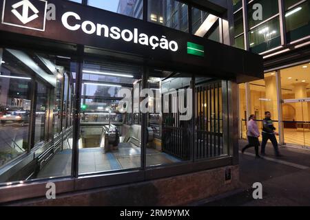 People walk near a closed subway station at Paulista Avenue, the financial center of Sao Paulo, during the second day of train operators strike in Sao Paulo, Brazil, on June 6, 2014. Local press estimated that 4 million people are affected by the strike. Sao Paulo will host the opening match of World Cup on June 12. (Xinhua/Rahel Patrasso) (rp) (sp) (SP) BRAZIL-SAO PAULO-WORLD CUP 2014-STRIKE PUBLICATIONxNOTxINxCHN   Celebrities Walk Near a Closed Subway Station AT Paulista Avenue The Financial Center of Sao Paulo during The Second Day of Train operators Strike in Sao Paulo Brazil ON June 6 20 Stock Photo