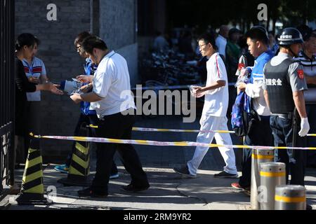 Gaokao-Kandidaten betreten einen Prüfungsort der nationalen College-Aufnahmeprüfung an der High School Affiliated to Beijing Normal University in Peking, Hauptstadt von China, 7. Juni 2014. Die Prüfung, bekannt als Gaokao, begann am Samstag. Insgesamt haben sich in diesem Jahr 9,39 Millionen Menschen für die Prüfung angemeldet, um um 6,98 Millionen freie Stellen an Universitäten und Hochschulen zu bewerben. (Xinhua/Jin Liwang) (lfj) CHINA-NATIONAL COLLEGE ENTRANCE EXAMINATION (CN) PUBLICATIONxNOTxINxCHN gaokao Kandidaten gehen zum Prüfungsort der National College Entrance Exam AN der High School Affiliated to Beijing Normal Univer Stockfoto