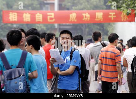 Gaokao candidates walk into an exam site of the national college entrance exam at High School Affiliated to Nanjing Normal University in Nanjing, capital of east China s Jiangsu Province, June 7, 2014. The exam, known as the gaokao , began on Saturday. A total of 9.39 million people have registered for the exam this year to vie for 6.98 million vacancies in universities and colleges. (Xinhua/Dong Jinlin) (lfj) CHINA-NATIONAL COLLEGE ENTRANCE EXAMINATION (CN) PUBLICATIONxNOTxINxCHN   gaokao Candidates Walk into to Exam Site of The National College Entrance Exam AT High School Affiliated to Nanj Stock Photo