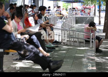 Eltern von Gaokao-Kandidaten warten vor einem Prüfungsplatz der nationalen College-Aufnahmeprüfung an der Erlonglu High School in Peking, Hauptstadt von China, 7. Juni 2014. Die Prüfung, bekannt als Gaokao, begann am Samstag. Insgesamt haben sich in diesem Jahr 9,39 Millionen Menschen für die Prüfung angemeldet, um um 6,98 Millionen freie Stellen an Universitäten und Hochschulen zu bewerben. (Xinhua/Jin Liwang) (lfj) CHINA-NATIONAL COLLEGE ENTRANCE EXAMINATION (CN) PUBLICATIONxNOTxINxCHN Eltern von Gaokao-Kandidaten warten draußen auf DIE Prüfung Ort der National College Entrance Exam High School in Peking Hauptstadt von China 7. Juni 2014 The E Stockfoto