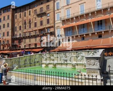 Die Fonte Gaia auf der Piazza del Campo, seine Figuren sind ein Dokument der Skulptur der frühen Renaissance. Siena, Toskana, Italien, Europa Stockfoto