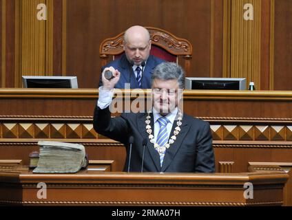 (140607) -- KIEW, 7. Juni 2014 (Xinhua) -- der ukrainische Präsident Petro Poroschenko hält die Krone des ukrainischen Präsidenten während seiner Einweihungszeremonie in Kiew, Ukraine, 7. Juni 2014. Petro Poroschenko wurde am Samstag bei einer Einweihungszeremonie in Kiew als fünfter ukrainischer Präsident vereidigt. (Xinhua/Ukrainian Presidential Office/Pool) (dzl) UKRAINE-KIEW-PRÄSIDENT-EINWEIHUNGSZEREMONIE PUBLICATIONxNOTxINxCHN Kiew 7. Juni 2014 XINHUA der ukrainische Präsident Petro Poroschenko hält das Mace des ukrainischen Präsidenten während seiner EINWEIHUNGSZEREMONIE in Kiew Ukraine 7. Juni 2014 Petro Poroschenko Stockfoto