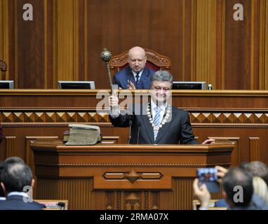 (140607) -- KIEW, 7. Juni 2014 (Xinhua) -- der ukrainische Präsident Petro Poroschenko hält die Krone des ukrainischen Präsidenten während seiner Einweihungszeremonie in Kiew, Ukraine, 7. Juni 2014. Petro Poroschenko wurde am Samstag bei einer Einweihungszeremonie in Kiew als fünfter ukrainischer Präsident vereidigt. (Xinhua/Ukrainian Presidential Office/Pool) (dzl) UKRAINE-KIEW-PRÄSIDENT-EINWEIHUNGSZEREMONIE PUBLICATIONxNOTxINxCHN Kiew 7. Juni 2014 XINHUA der ukrainische Präsident Petro Poroschenko hält das Mace des ukrainischen Präsidenten während seiner EINWEIHUNGSZEREMONIE in Kiew Ukraine 7. Juni 2014 Petro Poroschenko Stockfoto