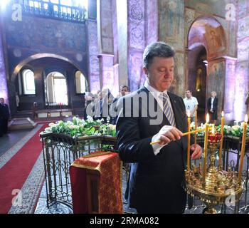 (140607) -- KIEV, June 7, 2014 (Xinhua) -- Ukrainian President Petro Poroshenko attends a praying ceremony at a church in Kiev, Ukraine, June 7, 2014. Petro Poroshenko was sworn in on Saturday as the fifth Ukrainian president at an inauguration ceremony in Kiev. (Xinhua/Ukrainian Presidential Office/Pool) (dzl) UKRAINE-KIEV-PRESIDENT-INAUGURATION CEREMONY PUBLICATIONxNOTxINxCHN   Kiev June 7 2014 XINHUA Ukrainian President Petro Poroshenko Attends a Praying Ceremony AT a Church in Kiev Ukraine June 7 2014 Petro Poroshenko what  in ON Saturday As The Fifth Ukrainian President AT to Inauguration Stock Photo