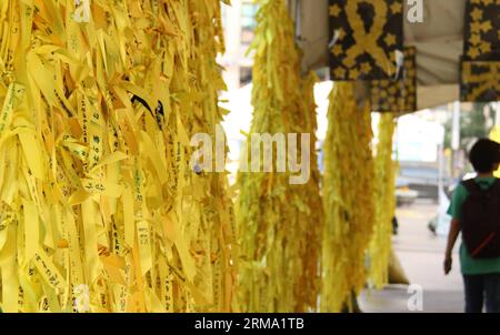 (140610) -- SEOUL, 10. Juni 2014 (Xinhua) -- Menschen trauern um die toten Passagiere der versunkenen Fähre Sewol in Seoul, Korea, am 10. Juni 2014. Der Prozess wurde am Dienstag für den Kapitän und drei Besatzungsmitglieder der versunkenen Fähre Sewol eröffnet, da sie das Schiff verlassen haben, ohne dabei zu helfen, Hunderte von Passagieren zu retten oder zu evakuieren. (Xinhua/Yao Qilin) (cy) SÜDKOREA-BOOTSUNFALLVERSUCH PUBLICATIONxNOTxINxCHN Seoul 10. Juni 2014 XINHUA Prominrities Morne für die toten Passagiere der versunkenen Fähre in Seoul Korea AM 10. Juni 2014 eröffnete der Prozess AM Dienstag für den Kapitän und drei Besatzungsmitglieder Stockfoto