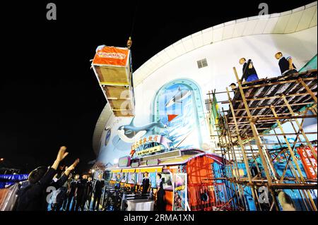 (140611) -- HARBIN, 11. Juni 2014 (Xinhua) -- Menschen bringen einen Belugawal bei seiner Ankunft im Harbin Polarland Themenpark in Harbin, Hauptstadt der nordöstlichen Provinz Heilongjiang, am 11. Juni 2014. Nach einer 20-stündigen Fahrt wurden am Mittwoch drei Weißwale aus Russland in den Park transportiert. (Xinhua/Wang Jianwei) (wf) CHINA-HARBIN-BELUGA-TRANSPORT (CN) PUBLICATIONxNOTxINxCHN Harbin 11. Juni 2014 XINHUA Prominente übertragen einen Beluga-Wal nach seiner Ankunft IM Harbin Polar Country Theme Park in HARBIN Hauptstadt von Nordostchina Provinz S Heilongjiang 11. Juni 2014 nach 20 Stunden S Stockfoto