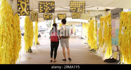 (140610) -- SEOUL, 10. Juni 2014 (Xinhua) -- Menschen trauern um die toten Passagiere der versunkenen Fähre Sewol in Seoul, Korea, am 10. Juni 2014. Der Prozess wurde am Dienstag für den Kapitän und drei Besatzungsmitglieder der versunkenen Fähre Sewol eröffnet, da sie das Schiff verlassen haben, ohne dabei zu helfen, Hunderte von Passagieren zu retten oder zu evakuieren. (Xinhua/Yao Qilin) (cy) SÜDKOREA-BOOTSUNFALLVERSUCH PUBLICATIONxNOTxINxCHN Seoul 10. Juni 2014 XINHUA Prominrities Morne für die toten Passagiere der versunkenen Fähre in Seoul Korea AM 10. Juni 2014 eröffnete der Prozess AM Dienstag für den Kapitän und drei Besatzungsmitglieder Stockfoto