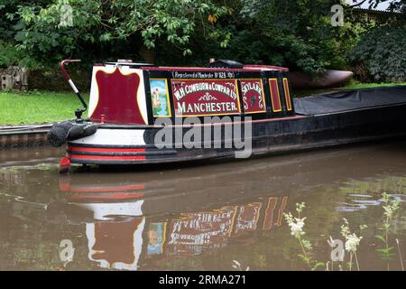 Schmales Boot auf dem Cauldon Canal in Denford, North Staffordshire Stockfoto