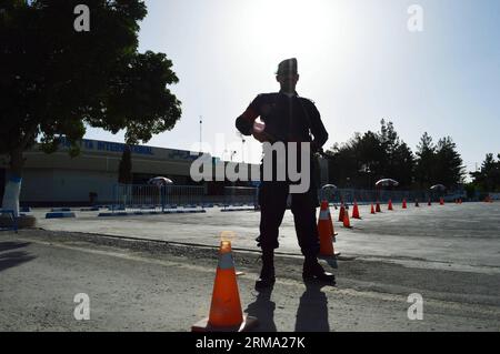 (140611) -- QUETTA, June 11, 2014 (Xinhua) -- A security official stands guard outside an airport in southwest Pakistan s Quetta on June 11, 2014, due to the security high alert after attack on Karachi Airport. At least 38 people including 10 militants were killed in attack on Karachi Jinnah International Airport on late Sunday night. (Xinhua/Irfan) (lyi) PAKISTAN-QUETTA-AIRPORT-SECURITY PUBLICATIONxNOTxINxCHN   Quetta June 11 2014 XINHUA a Security Official stands Guard outside to Airport in Southwest Pakistan S Quetta ON June 11 2014 Due to The Security High Alert After Attack ON Karachi Air Stockfoto