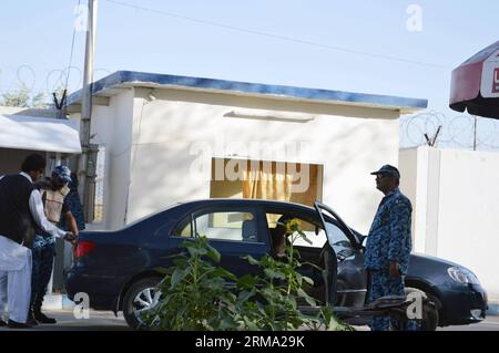 (140611) -- QUETTA, 11. Juni 2014 (Xinhua) -- Sicherheitsbeamte überprüfen am 11. Juni 2014 ein Auto vor einem Flughafen in Quetta im Südwesten Pakistans, wegen der Sicherheitswarnung nach einem Angriff auf den Flughafen Karachi. Mindestens 38 Menschen, darunter 10 Militante, wurden bei einem Angriff auf den internationalen Flughafen Karachi Jinnah am späten Sonntagabend getötet. (Xinhua/Irfan) (lyi) PAKISTAN-QUETTA-AIRPORT-SECURITY PUBLICATIONxNOTxINxCHN Quetta 11. Juni 2014 XINHUA Security Officials Check A CAR outside to Airport in Southwest Pakistan S Quetta AM 11. Juni 2014 wegen der Sicherheitswarnung nach einem Angriff AUF DEN Flughafen Karachi Stockfoto