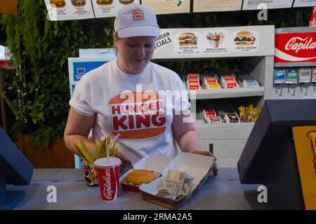 BUDAPEST, 11. Juni 2014 (Xinhua) – Freies Geld in einer Hamburger-Box wird gesehen, bevor es armen Menschen im Rahmen des Hunger King-Projekts der finnischen Künstlerin Jani Leinonen in Budapest, Ungarn, am 11. Juni 2014 serviert wird. Jani Leinonen eröffnete am Mittwoch in Budapest einen gefälschten Imbissladen mit einem ähnlichen Design wie Burger King. Sein Projekt zielt darauf ab, das Bewusstsein für Armut in Ungarn zu schärfen. Das HungerKing-Projekt bietet armen Menschen, die bereit sind, stundenlang in der Warteschlange neben dem roten Teppich zu stehen, kostenloses Geld (3400 ungarische Forint, das entspricht dem täglichen Teil des offiziellen Mindestlohns in Ungarn) Stockfoto