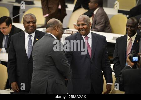 (140611) -- NEW YORK, June 11, 2014 (Xinhua) -- Ugandan Foreign Minister Sam Kutesa (2nd R) shakes hands with current UN General Assembly President John Ashe, before Kutesa is elected as the next president, at the UN headquarters in New York, on June 11, 2014. The president-elect will assume office at the start of the 69th Session in September this year. (Xinhua/Niu Xiaolei) UN-NEW YORK-GENERAL ASSEMBLY-PRESIDENT-ELECTION-UGANDA-KUTESA PUBLICATIONxNOTxINxCHN   New York June 11 2014 XINHUA Ugandan Foreign Ministers Sat Kutesa 2nd r Shakes Hands With Current UN General Assembly President John As Stockfoto