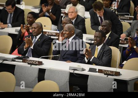 (140611) -- NEW YORK, 11. Juni 2014 (Xinhua) -- Diplomaten applaudieren, als sie die Wahl des ugandischen Außenministers Sam Kutesa (C) zum Präsidenten der 69. Sitzung der UN-Generalversammlung am 11. Juni 2014 im UN-Hauptquartier in New York anerkennen. Der designierte Präsident wird zu Beginn der 69. Tagung im September dieses Jahres sein Amt übernehmen. (Xinhua/Niu Xiaolei) UN-NEW YORK-GENERAL ASSEMBLY-PRESIDENT-ELECTION-UGANDA-KUTESA PUBLICATIONxNOTxINxCHN New YORK 11. Juni 2014 XINHUA-Diplomaten applaudieren bei der WAHL der ugandischen Außenminister Sat Kutesa C zum Präsidenten der Stockfoto