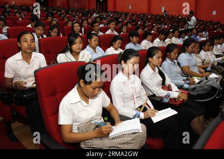 (140612) -- PHNOM PENH, 12. Juni 2014 (Xinhua) -- Studenten besuchen ein Seminar zum ASEAN-Bewusstsein in Phnom Penh, Kambodscha, 12. Juni 2014. Kambodscha veranstaltete am Donnerstag ein Seminar, um etwa 3.300 Studenten aus 26 Universitäten das ASEAN-Bewusstsein zu vermitteln, und forderte sie auf, sich auf eine ASEAN-Gemeinschaft vorzubereiten. (Xinhua/Sovannara) KAMBODSCHA-PHNOM PENH-ASEAN-STUDENTEN PUBLICATIONxNOTxINxCHN Phnom Penh 12. Juni 2014 XINHUA-Studenten besuchen ein Seminar ÜBER ASEAN-Bewusstsein in Phnom Penh Kambodscha 12. Juni 2014 KAMBODSCHA veranstaltete AM Donnerstag ein Seminar ZUR Förderung des ASEAN-Bewusstseins auf ca. 3 300 St. Stockfoto