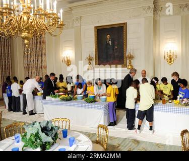 WASHINGTON, 12. Juni 2014 (Xinhua) -- US-First Lady Michelle Obama macht Mittagessen mit lokalen Studenten im Weißen Haus in Washington 12. Juni 2014. Die US-First Lady Michelle Obama und lokale Studenten, die Anfang April im Garten des Weißen Hauses Gemüse pflanzten, machten am Donnerstag mit Hilfe von Küchenchefs des Weißen Hauses und Ernährungsdirektoren aus Orlando, Dallas und West Virginia ein Mittagessen aus der diesjährigen Sommerernte. (Xinhua/Bao Dandan) U.S.-WASHINGTON-WHITE HOUSE-HARVEST PUBLICATIONxNOTxINxCHN Washington 12. Juni 2014 XINHUA US First Lady Michelle Obama macht Mittagessen mit Loc Stockfoto