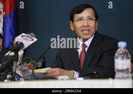 (140612) -- PHNOM PENH, 12. Juni 2014 (Xinhua) -- Innenminister Prum Sokha von der regierenden Kambodschanischen Volkspartei (CPP) spricht in Phnom Penh, Kambodscha, am 12. Juni 2014 vor den Medien. Kambodschas Regierungs- und Oppositionsparteien haben am Donnerstag die Verhandlungen über einen Streit nach den Wahlen wieder aufgenommen, aber ihre Gespräche gaben wenig Hoffnung, die 10-monatige politische Reihe zu beenden. (Xinhua/Phearum) KAMBODSCHA-PHNOM PENH-PARTEIEN-VERHANDLUNG PUBLICATIONxNOTxINxCHN Phnom PENH 12. Juni 2014 XINHUA Innenminister Staatssekretär Prum Sokha der regierenden kambodschanischen Prominenten-S-Partei CPP S Stockfoto