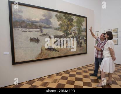 ZAGREB, 12. Juni 2014 (Xinhua) - Besucher schauen sich ein Gemälde während einer Ausstellung zum 100. Jahrestag des Beginns des Ersten Weltkriegs im Kroatischen Historischen Museum in Zagreb am 12. Juni 2014 an. (Xinhua/Miso Lisanin) KROATIEN-ZAGREB-WWI AUSSTELLUNG PUBLICATIONxNOTxINxCHN Zagreb 12. Juni 2014 XINHUA Besucher Schauen Sie SICH ein Gemälde während der Ausstellung anlässlich des 100. Jahrestages des Weltbeginns war ich IM Kroatischen Geschichtsmuseum in Zagreb 12. Juni 2014 XINHUA Miso Kroatien Zagreb WWI Ausstellung PUBLICATIONxNOTxINxCHN Stockfoto